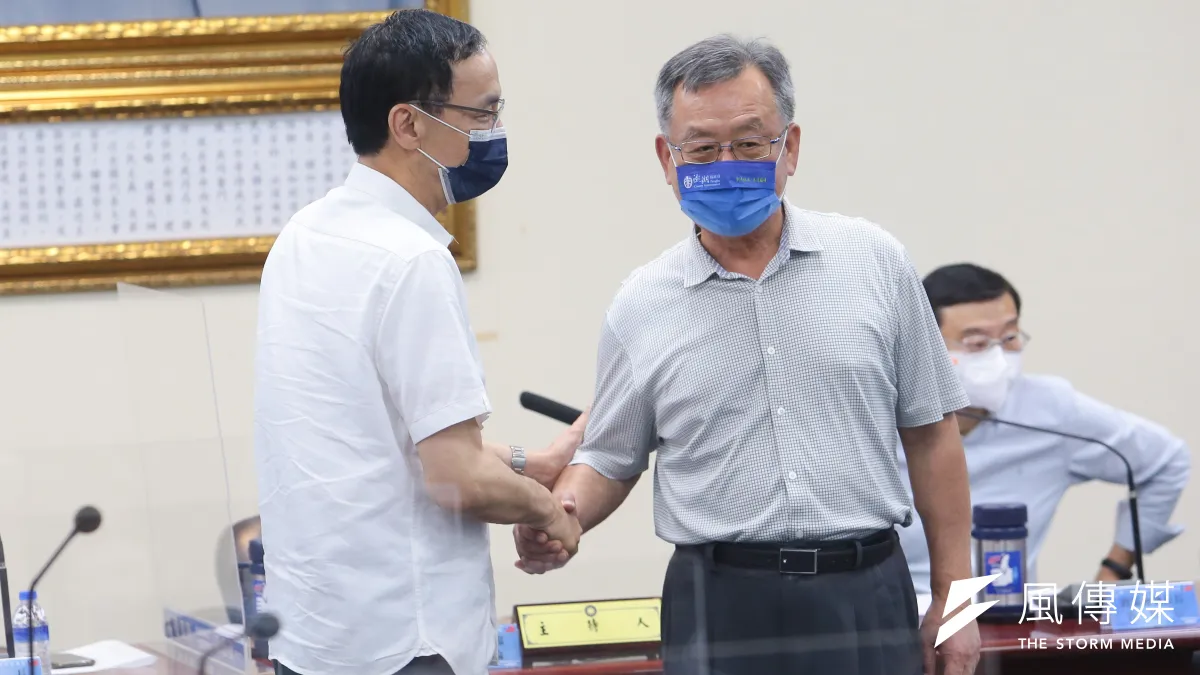 藍軍在澎湖雖已完成整合,但要力拚連任的國民黨澎湖縣長賴峰偉(右)選情仍然膠著;而澎湖選情也攸關黨主席朱立倫(左)能否達成上任時喊出「16縣市執政」的目標。(資料照,顏麟宇攝)