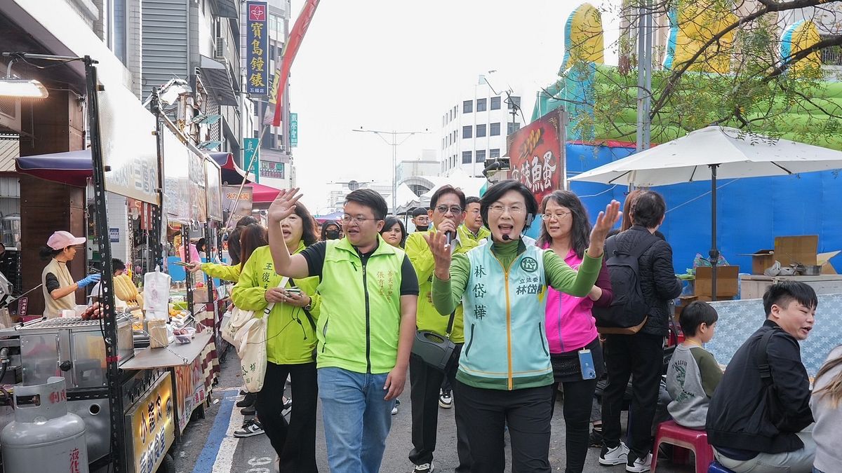 立委林岱樺在鹽埕社區發展協會理事長葛吉雄帶領多位里長的陪同下,至新樂街向攤商、民眾們拜年。(圖/林岱樺服務處提供) 立委林岱樺在鹽埕社區發展協會理事長葛吉雄帶領多位里長的陪同下,至新樂街向攤商、民眾們拜年。(圖/林岱樺服務處提供)