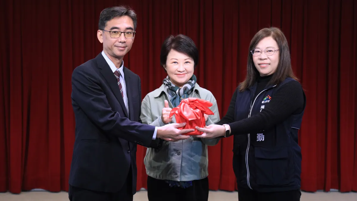 中市運動局長游志祥真除,盧市長主持宣誓就職典禮並授予印信。(圖/台中市政府)