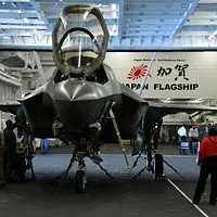 米軍がF-35戦闘機を派遣し、自衛隊の加賀護衛艦の甲板試験を支援。(海自公式SNSより転載) 米軍がF-35戦闘機を派遣し、自衛隊の加賀護衛艦の甲板試験を支援。(海自公式SNSより転載)