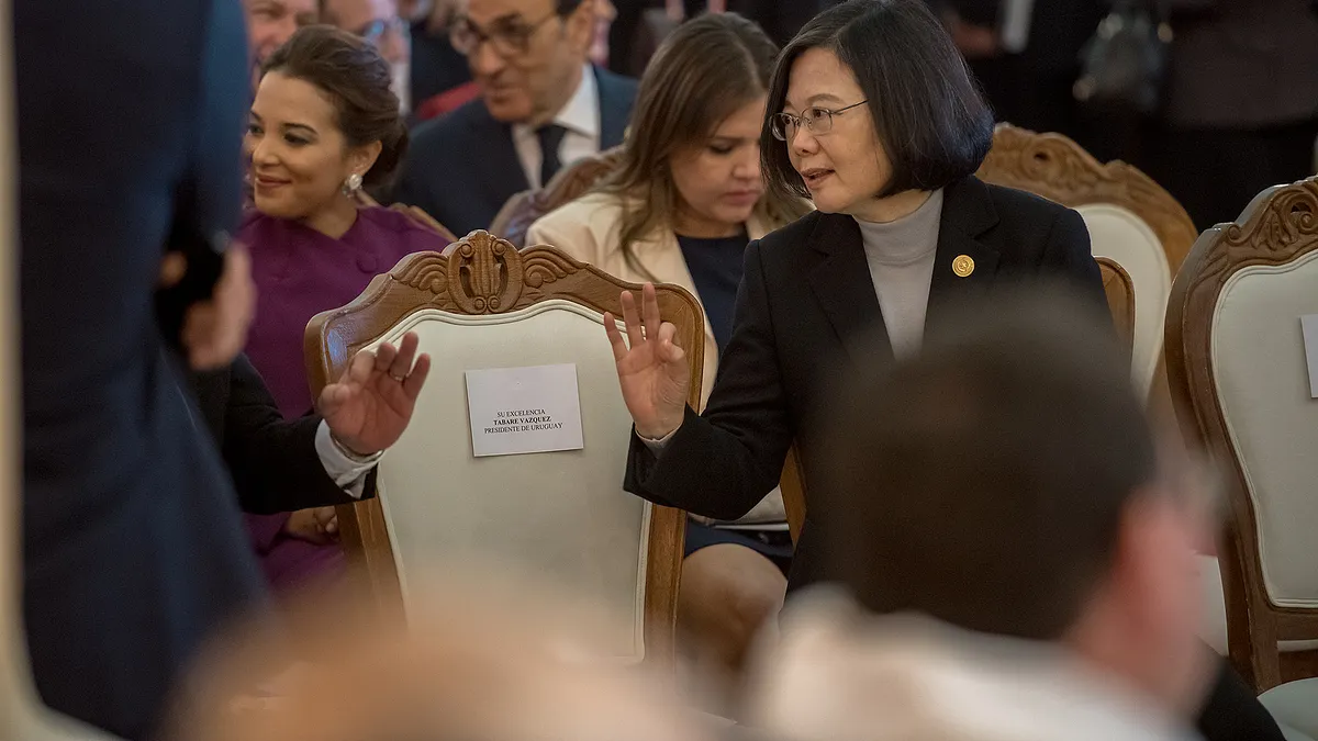 正在出訪的總統蔡英文關心基本工資調漲一事,今晚在臉書發文表示欣慰,並指出經濟好轉的果實,讓基本薪資可以調高。圖為蔡英文出席巴拉圭共和國總統暨副總統就職典禮。(總統府提供)