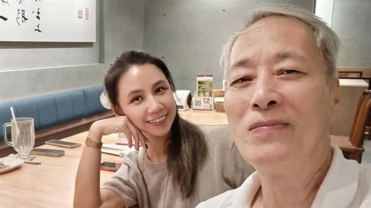71歲資深演員姜厚任日前公開認愛小24歲的女友「童芯」。(圖/翻攝自陳苡孋臉書)