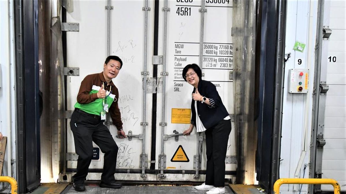 彰化縣農特產外銷香港,31日進行貨櫃裝箱。(圖/彰化縣政府) 彰化縣農特產外銷香港,31日進行貨櫃裝箱。(圖/彰化縣政府)