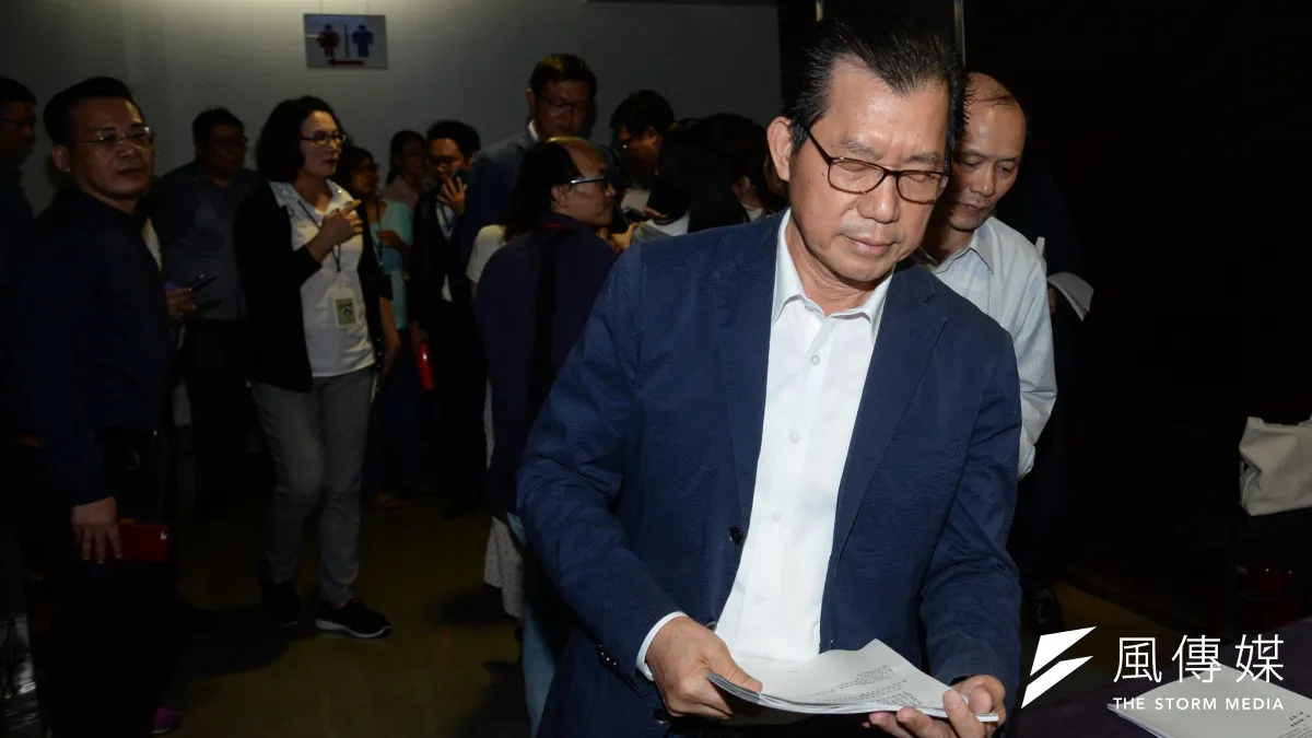 20181008-中油觀塘案環評大會,會議結束後,環保署長李應元快步離開會議室。(甘岱民攝)