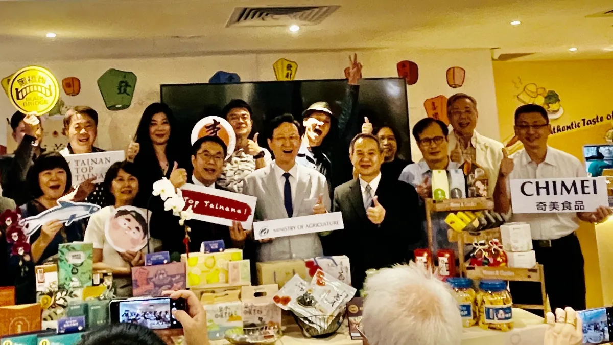 台南市長黃偉哲市長前往新加坡並邀駐台大使童振源,行銷台南農漁產加工食品。(圖/台南市府提供)