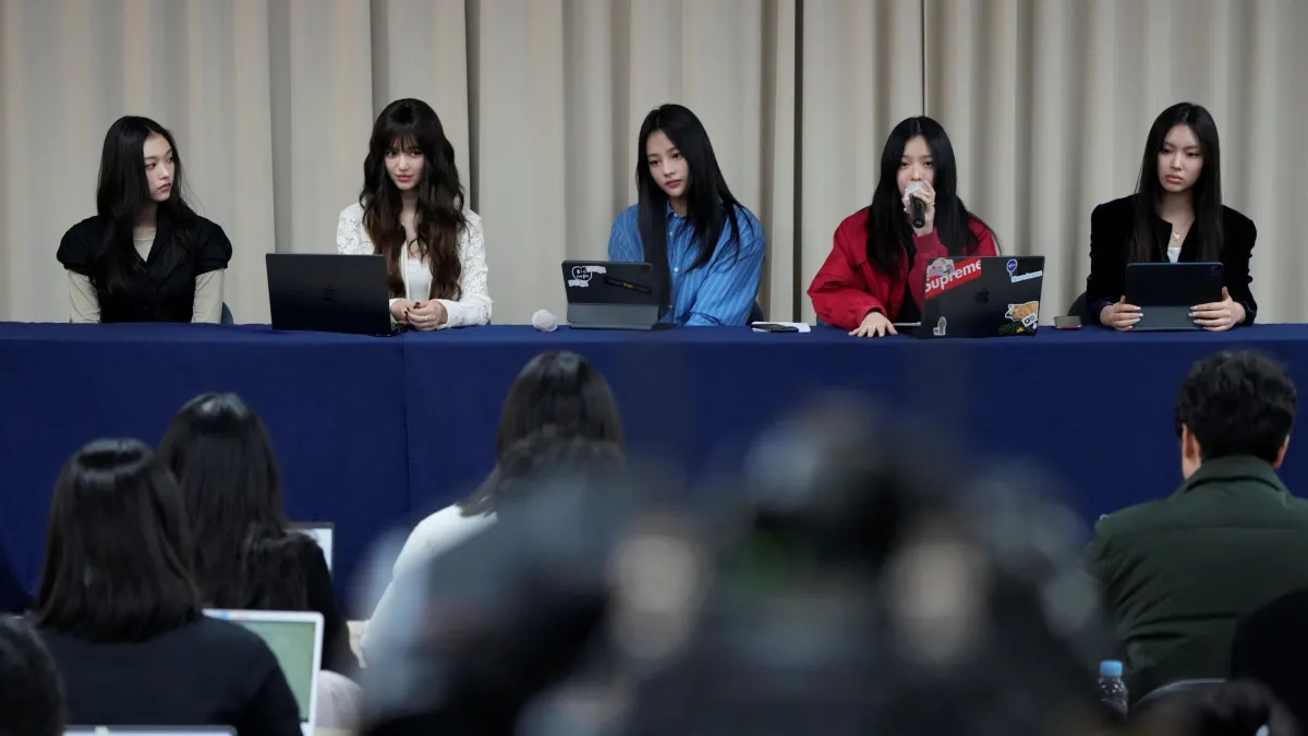 南韓女團NewJeans五位成員出席記者會,宣佈單方面與經紀公司解約。(美聯社)
