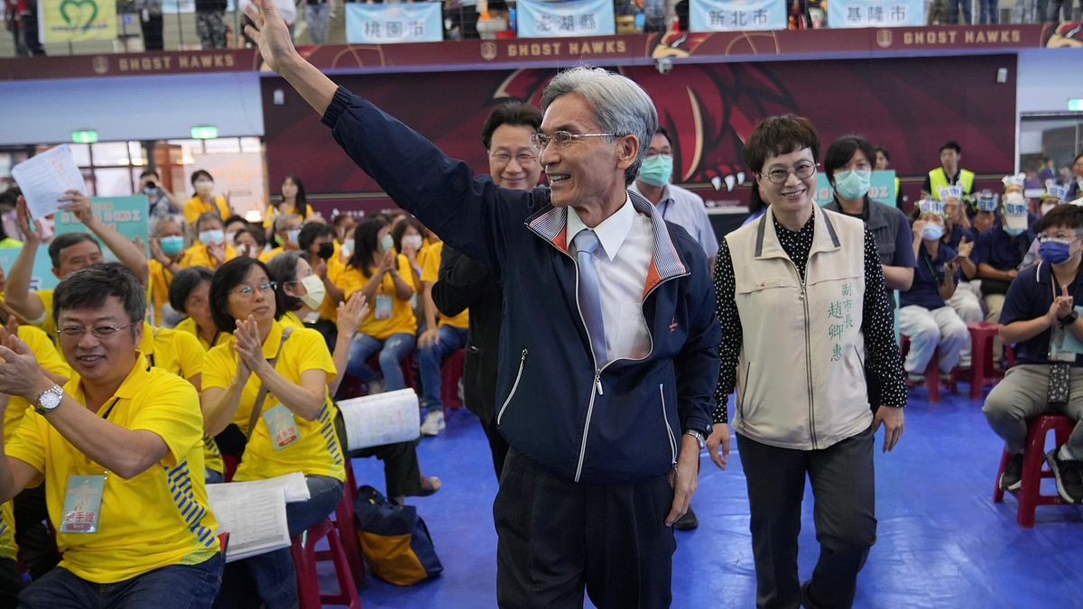 環境部長薛富盛與保志義工互動場面熱烈。(圖/環境部提供) 環境部長薛富盛與保志義工互動場面熱烈。(圖/環境部提供)