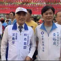 國民黨舉辦國慶升旗典禮,前立法院長王金平(左)與前新苓市議員參選人黃裕庭一早也出席。(圖/徐炳文攝) 國民黨舉辦國慶升旗典禮,前立法院長王金平(左)與前新苓市議員參選人黃裕庭一早也出席。(圖/徐炳文攝)