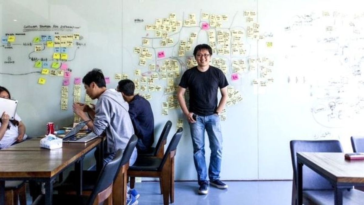 王俊煜每天帶三部電話出門。(BBC中文網) 王俊煜每天帶三部電話出門。(BBC中文網)