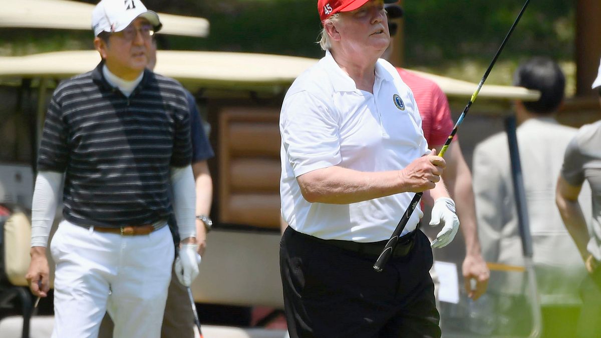 2019年5月26日,日本首相安倍晉三和美國總統川普在千葉縣茂原市打高爾夫球,這是安倍的自拍(AP) 2019年5月26日,日本首相安倍晉三和美國總統川普在千葉縣茂原市打高爾夫球,這是安倍的自拍(AP)