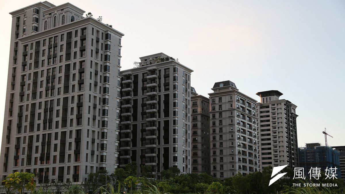 被視為房價殺手級政策的房地合一稅,卻因財政部一改再改,被批評為向建商傾斜,不再有拉低房價的功能了。(資料照片,余志偉攝) 被視為房價殺手級政策的房地合一稅,卻因財政部一改再改,被批評為向建商傾斜,不再有拉低房價的功能了。(資料照片,余志偉攝)