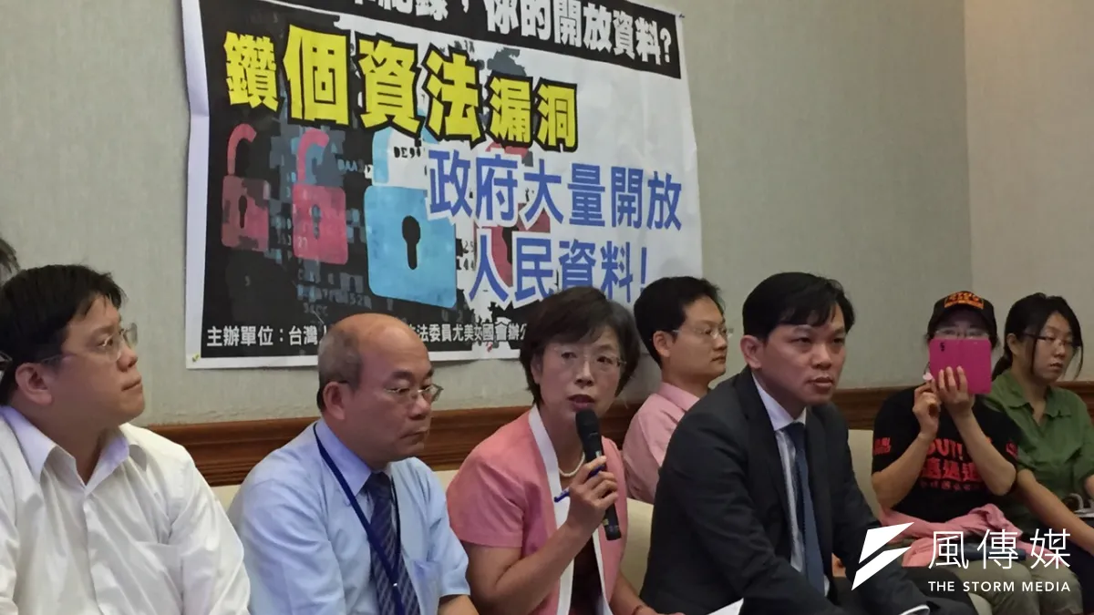 交通部高公局6月開放電子收費系統(ETC)所蒐集的行車資料,民進黨立委尤美女(左三)舉行記者會,擔心有侵犯隱私之嫌。(杜兆倫攝)