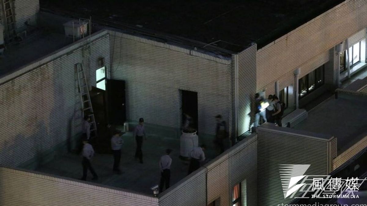 反服貿團體撤出立法院議場之後,警方立即進駐,在院區各地蒐證。(余志偉攝) 反服貿團體撤出立法院議場之後,警方立即進駐,在院區各地蒐證。(余志偉攝)