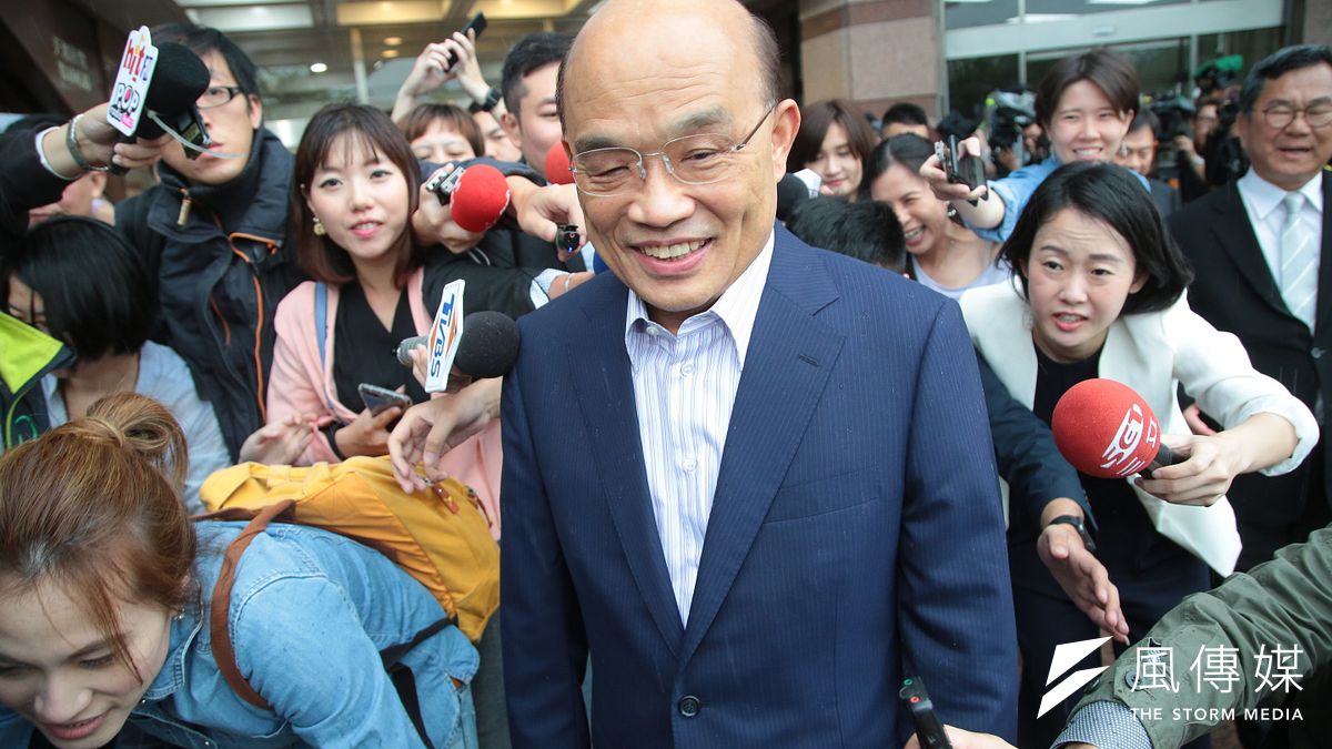 前行政院長蘇貞昌在會中與前行政院長游錫堃「熱線」,游則盛讚民進黨由蘇參選新北市長是「深慶得人」。(資料照,顏麟宇攝) 前行政院長蘇貞昌在會中與前行政院長游錫堃「熱線」,游則盛讚民進黨由蘇參選新北市長是「深慶得人」。(資料照,顏麟宇攝)