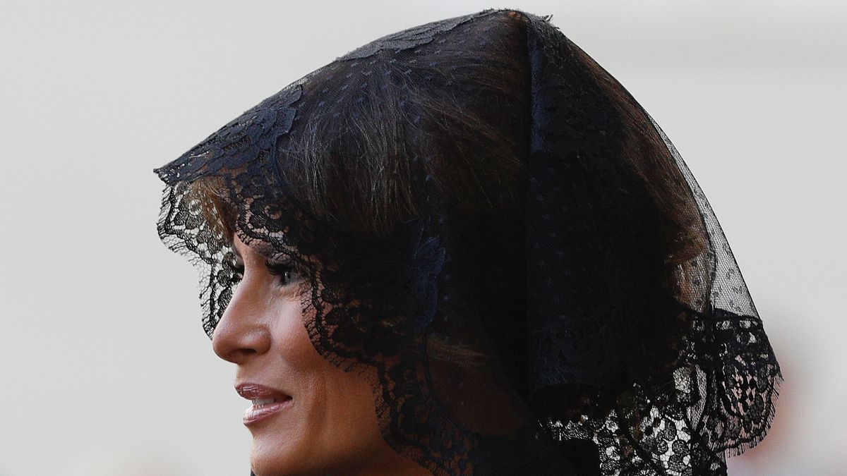 美國第一夫人梅蘭妮亞會見教宗時佩戴黑紗。(美聯社) 美國第一夫人梅蘭妮亞會見教宗時佩戴黑紗。(美聯社)