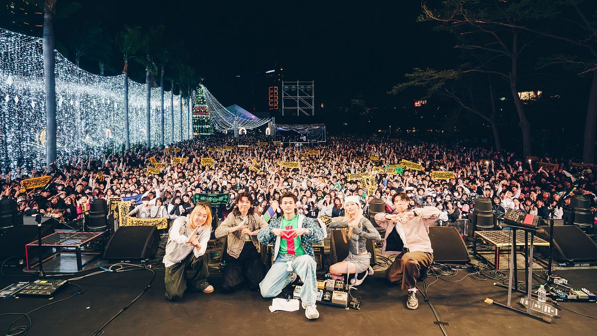 高雄聖誕生活節首日由鶴The Crane、VH(Vast&Hazy)、國蛋GorDoN以及壓軸美秀集團帶來精彩表演,湧入8萬人齊聲合唱,引爆首日表演最高潮。(圖/高市經發局提供) 高雄聖誕生活節首日由鶴The Crane、VH(Vast&Hazy)、國蛋GorDoN以及壓軸美秀集團帶來精彩表演,湧入8萬人齊聲合唱,引爆首日表演最高潮。(圖/高市經發局提供)