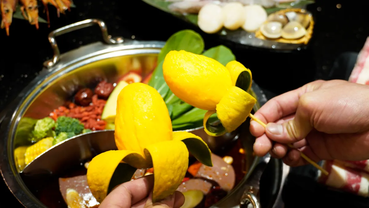 餐廳身份證優惠來了!對中「1、4、5」任2碼, 芒果、海鮮不限量吃到飽。(圖/馬辣集團提供)