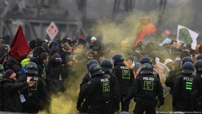 1月14日,反煤礦的示威者在呂策拉特村外與警方發生沖突 1月14日,反煤礦的示威者在呂策拉特村外與警方發生沖突