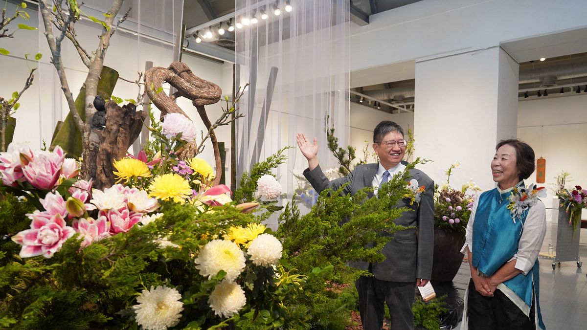 中華花藝協會理事長鄭錦子(右)向楊文科縣長說明運用藤枝展現昂首向前意象。(圖/新竹縣政府提供) 中華花藝協會理事長鄭錦子(右)向楊文科縣長說明運用藤枝展現昂首向前意象。(圖/新竹縣政府提供)