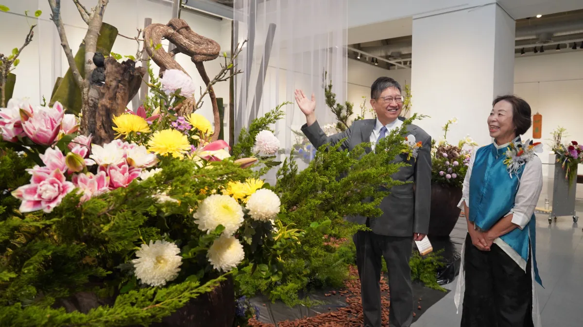 中華花藝協會理事長鄭錦子(右)向楊文科縣長說明運用藤枝展現昂首向前意象。(圖/新竹縣政府提供)