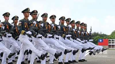 陸軍官校舉辦「黃埔建校一百週年校慶活動」,陸軍官校學生以踢正步方式經過司令台。(顏麟宇攝)