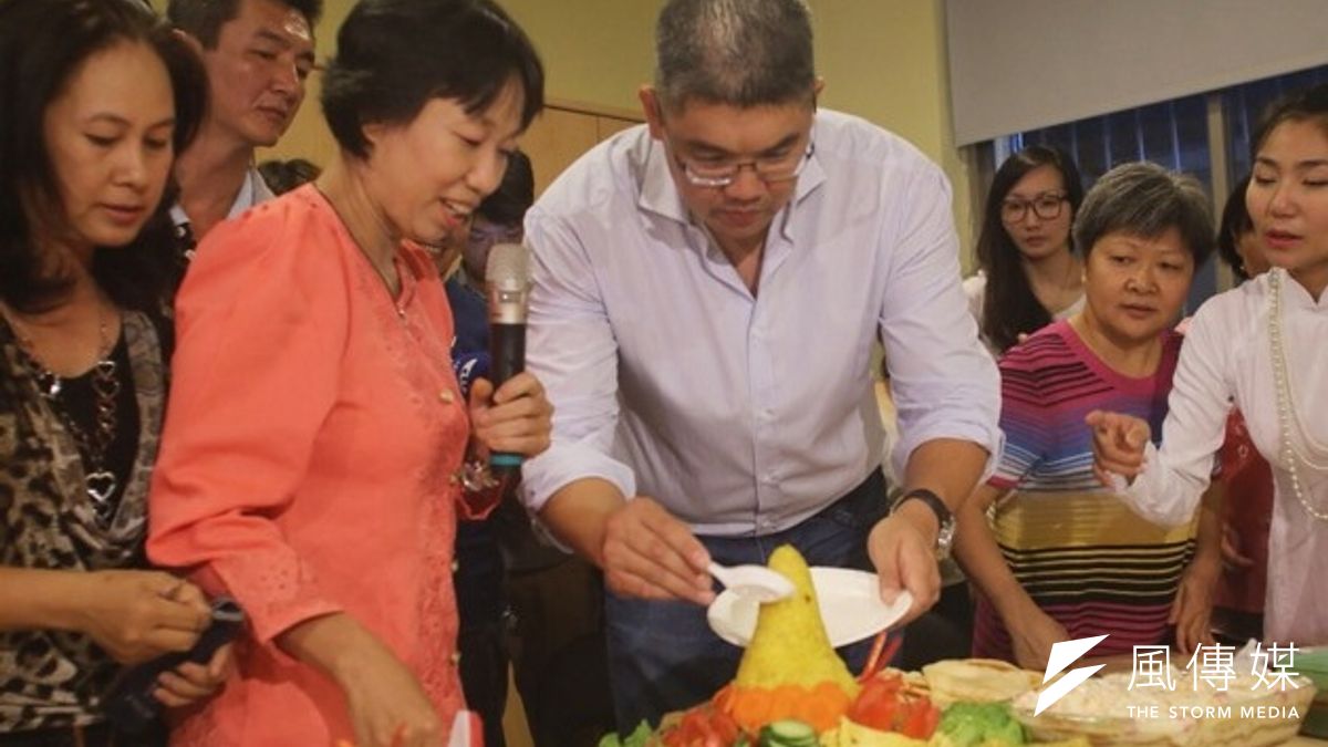 連勝文到萬華新移民會館與新移民先一起度中秋,他承諾未來要蓋更多新移民會館。(林韶安攝) 連勝文到萬華新移民會館與新移民先一起度中秋,他承諾未來要蓋更多新移民會館。(林韶安攝)