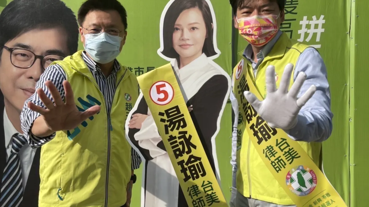 立委趙天麟情義相挺陪同湯詠瑜的「搶救人形立牌」及其胞弟湯東穎車掃遊街。(圖/湯詠瑜提供)