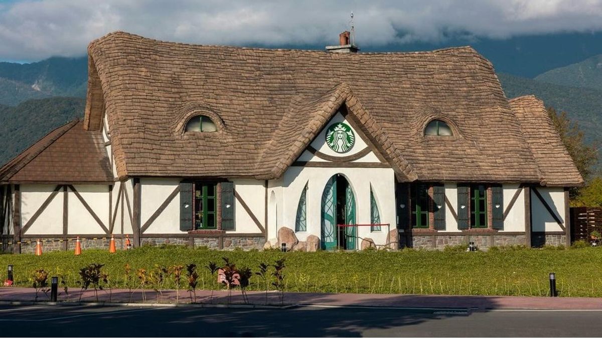 你知道在台灣許多地區都出現了獨一無二的星巴克特色門市嗎?讓我們一起來看看這些媲美旅遊景點的「在地咖啡廳」吧!(圖/台灣旅行小幫手提供) 你知道在台灣許多地區都出現了獨一無二的星巴克特色門市嗎?讓我們一起來看看這些媲美旅遊景點的「在地咖啡廳」吧!(圖/台灣旅行小幫手提供)