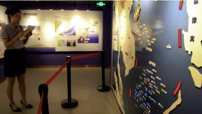 中國南京的海防教育展覽,一幅南海地圖按照「九段線」主張標示了中國主權的範圍。(美聯社)