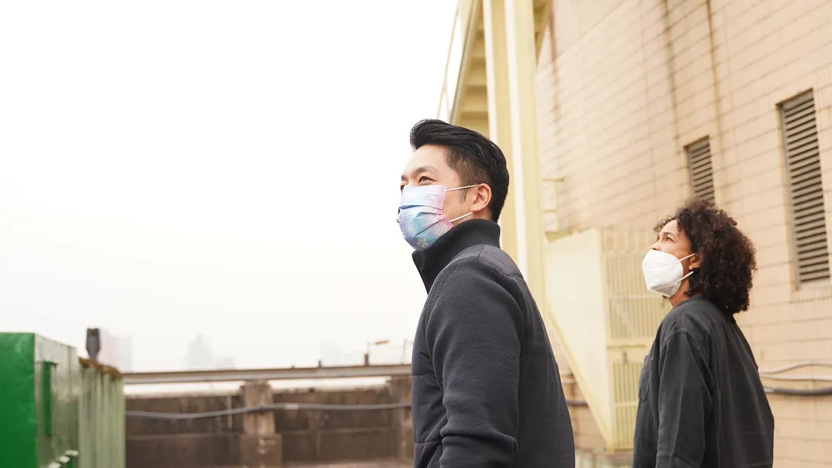 台北市長蔣萬安與知名電影監製維吉妮貝松團隊,至市府頂樓勘景。(圖/翻攝自蔣萬安臉書) 台北市長蔣萬安與知名電影監製維吉妮貝松團隊,至市府頂樓勘景。(圖/翻攝自蔣萬安臉書)