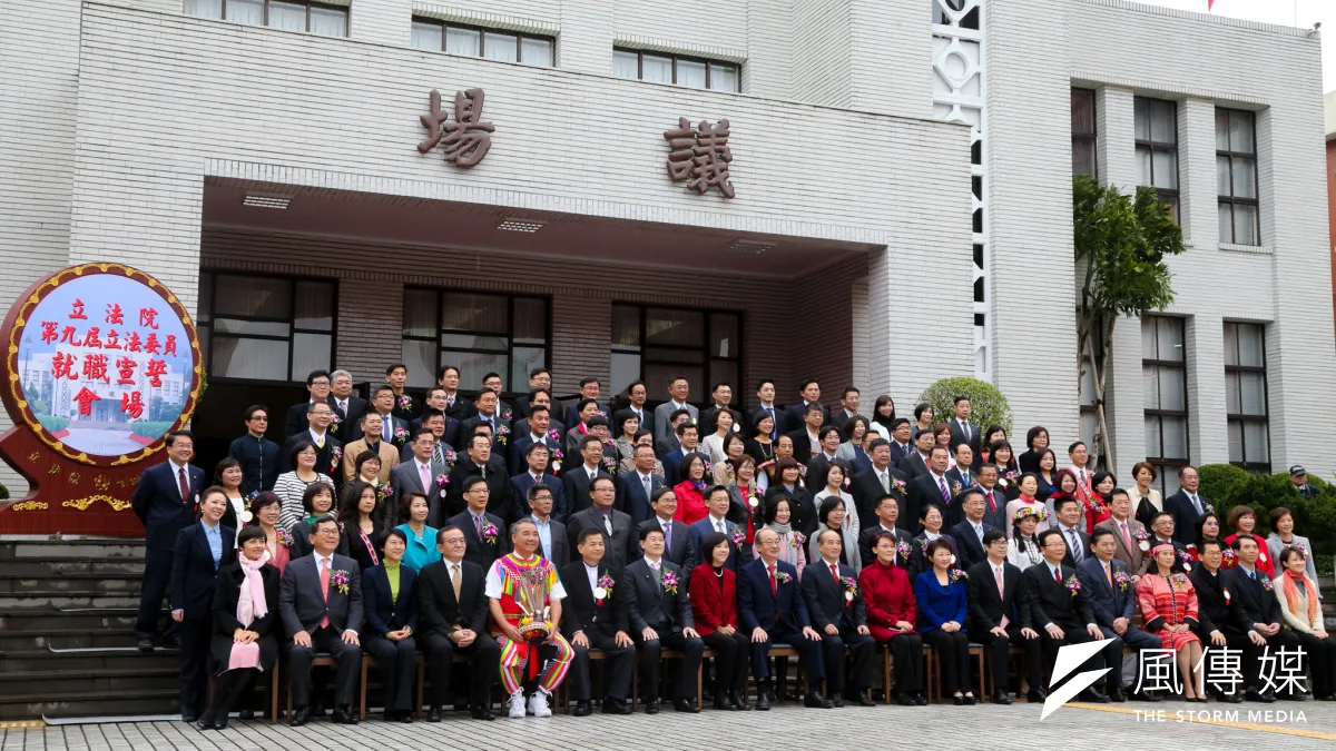 第九屆立委報到與就職,立委開心合影,但監察院提醒新科立委,應在5月1日前完成就職財產申報。(陳明仁攝)
