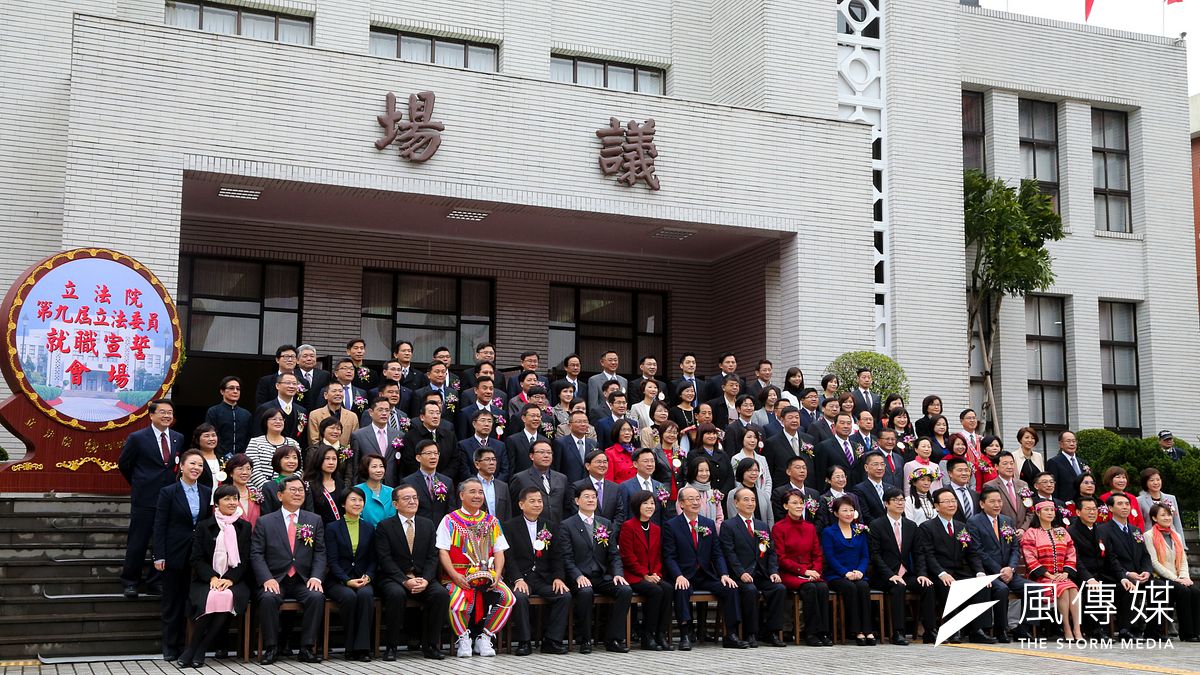 第九屆立委報到與就職,立委開心合影,但監察院提醒新科立委,應在5月1日前完成就職財產申報。(陳明仁攝) 第九屆立委報到與就職,立委開心合影,但監察院提醒新科立委,應在5月1日前完成就職財產申報。(陳明仁攝)