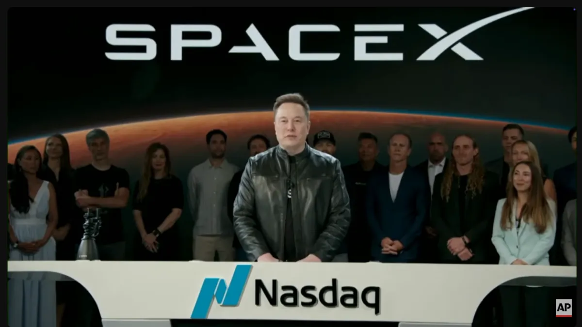 航太巨頭SpaceX執行長馬斯克稍早帶領團隊敲鐘宣告公司正式掛牌上市。(翻攝自AP直播畫面)