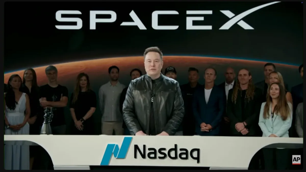 航太巨頭SpaceX執行長馬斯克稍早帶領團隊敲鐘宣告公司正式掛牌上市。(翻攝自AP直播畫面)