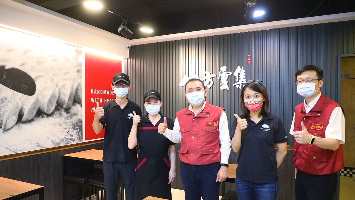 新北市長侯友宜感謝四大超商及八方雲集提供餐食,共同守候新北孩子。(圖/新北市教育局提供) 新北市長侯友宜感謝四大超商及八方雲集提供餐食,共同守候新北孩子。(圖/新北市教育局提供)