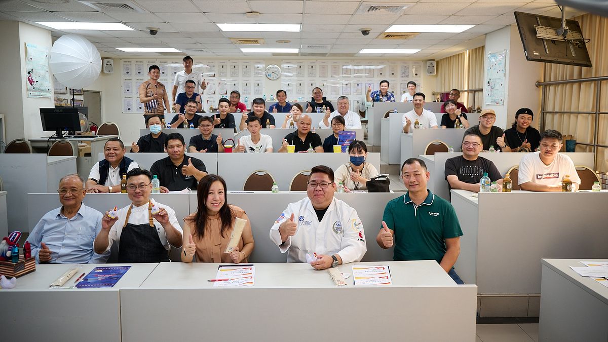 知名主廚陳保羅(前排左二)、美國家禽蛋品出口協會香港及台灣總監江嘉詠(前排左三)和各餐飲業者於年度業界烹飪講習合影。(圖/ 美國家禽蛋品出口協會提供) 知名主廚陳保羅(前排左二)、美國家禽蛋品出口協會香港及台灣總監江嘉詠(前排左三)和各餐飲業者於年度業界烹飪講習合影。(圖/ 美國家禽蛋品出口協會提供)