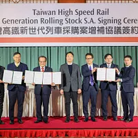 台湾高速鉄道と日立東芝連合が本日、新世代車両の補充協定を締結し、台湾高速鉄道会社の董事長鄭光遠(左から3番目)と日立東芝連合代表の山川拓也(右から3番目)が共同で署名。(台湾高速鉄道提供) 台湾高速鉄道と日立東芝連合が本日、新世代車両の補充協定を締結し、台湾高速鉄道会社の董事長鄭光遠(左から3番目)と日立東芝連合代表の山川拓也(右から3番目)が共同で署名。(台湾高速鉄道提供)