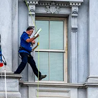 2025年8月12日、アメリカ・ワシントンのホワイトハウス敷地内にあるオールド・アイゼンハワー行政ビル(Old Eisenhower Executive Office Building)で、作業員が窓枠に乗って窓を清掃している。(写真/AP通信提供) 2025年8月12日、アメリカ・ワシントンのホワイトハウス敷地内にあるオールド・アイゼンハワー行政ビル(Old Eisenhower Executive Office Building)で、作業員が窓枠に乗って窓を清掃している。(写真/AP通信提供)