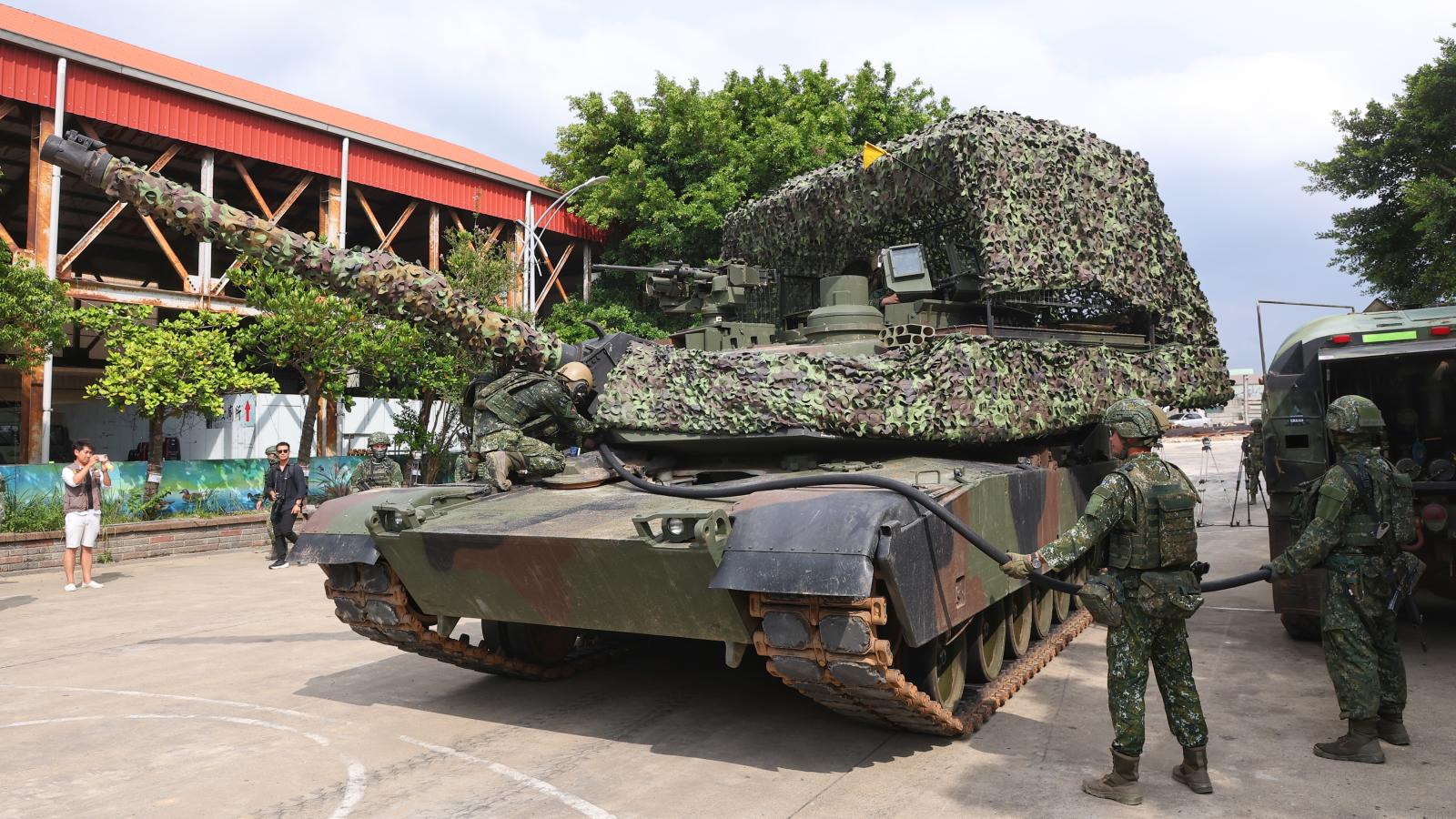 洋流飄帶別露出!國軍24日開放成功嶺營區 M1A2T戰車、海馬士等24件裝備陳展