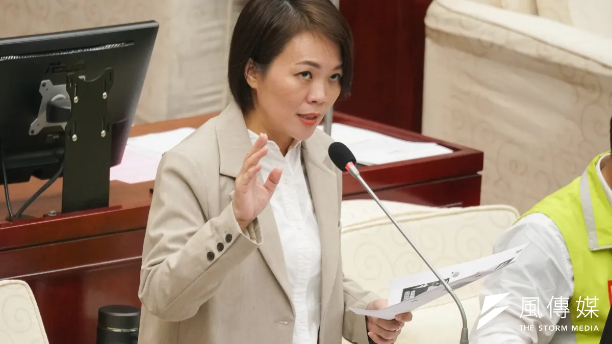台北市民進黨議員簡舒培於議場質詢。(蔡親傑攝)