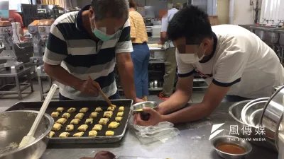 參與學員彼此攜手合作,共同體驗烘焙樂趣,發掘職業性向,找回工作自信。(圖/徐炳文攝)