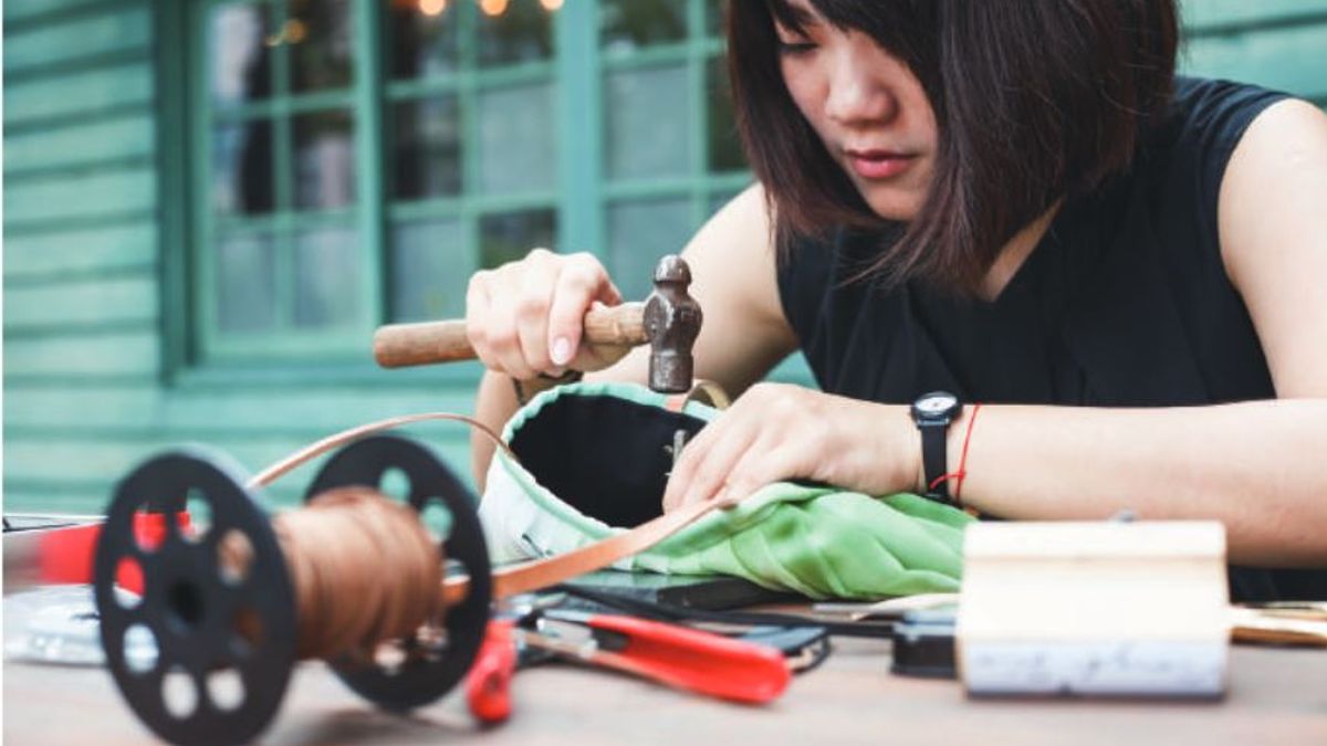 年僅25歲的張珮,是「Vingt Six」的品牌創辦人,辭掉室內設計工作,自己設計包款,總笑說自己是工作狂,對品質有無可救藥的堅持。 年僅25歲的張珮,是「Vingt Six」的品牌創辦人,辭掉室內設計工作,自己設計包款,總笑說自己是工作狂,對品質有無可救藥的堅持。