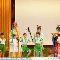 繡花園戲劇團帶領學童體驗傳統戲曲身段,透過親身動作感受戲曲之美。(圖/國立傳統藝術中心提供) 繡花園戲劇團帶領學童體驗傳統戲曲身段,透過親身動作感受戲曲之美。(圖/國立傳統藝術中心提供)