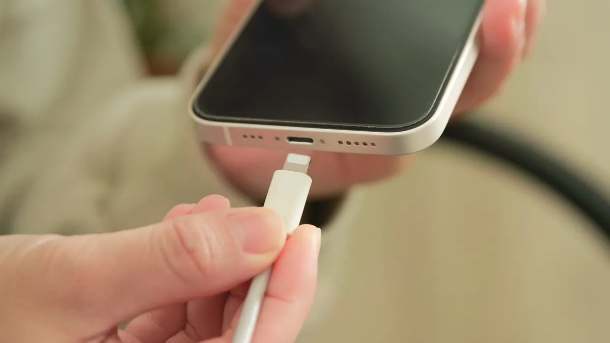 當iPhone出現以下九個跡象時,可能就是暗示你要找維修中心更換電池了。(示意圖/取自photo-ac)