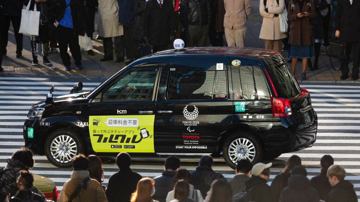 一輛東京街頭的計程車已經畫上了2020東京奧運標誌,但「東奧還會不會辦」如今卻陷入巨大的不確定之中。(美聯社) 一輛東京街頭的計程車已經畫上了2020東京奧運標誌,但「東奧還會不會辦」如今卻陷入巨大的不確定之中。(美聯社)
