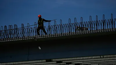 2024年6月17日,北京一名工人在建築工地搬運鋼筋。(美聯社)