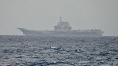 田單軍艦監控共艦山東艦畫面。(國防部提供)
