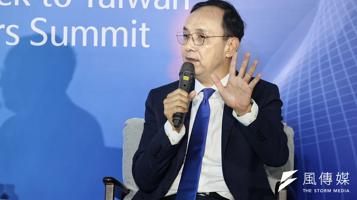 國民黨主席朱立倫22日在台北出席「把民主還給台灣:在野領袖峰會」,喊話「今天不只反紅共、也要反綠共」。(柯承惠攝)