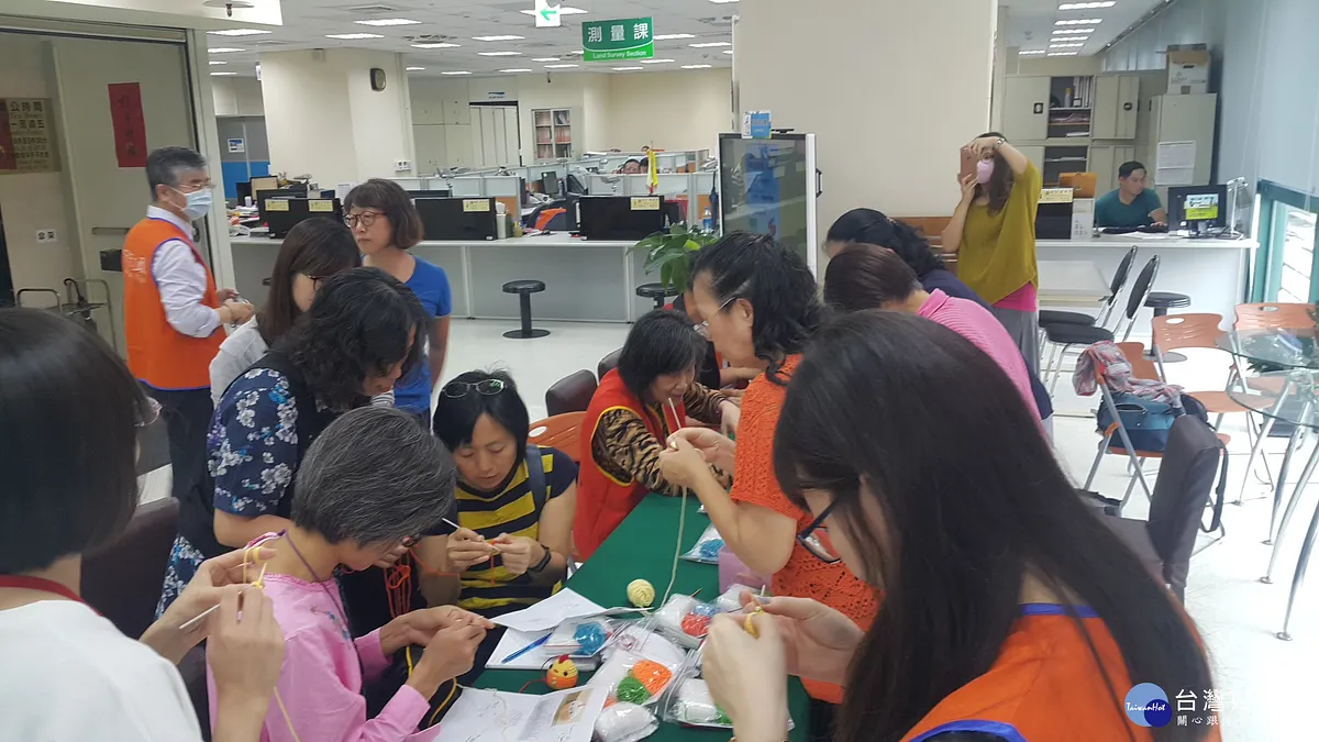 迎端午自製香包中國結 地政事務所過節氣氛濃 迎端午自製香包中國結 地政事務所過節氣氛濃