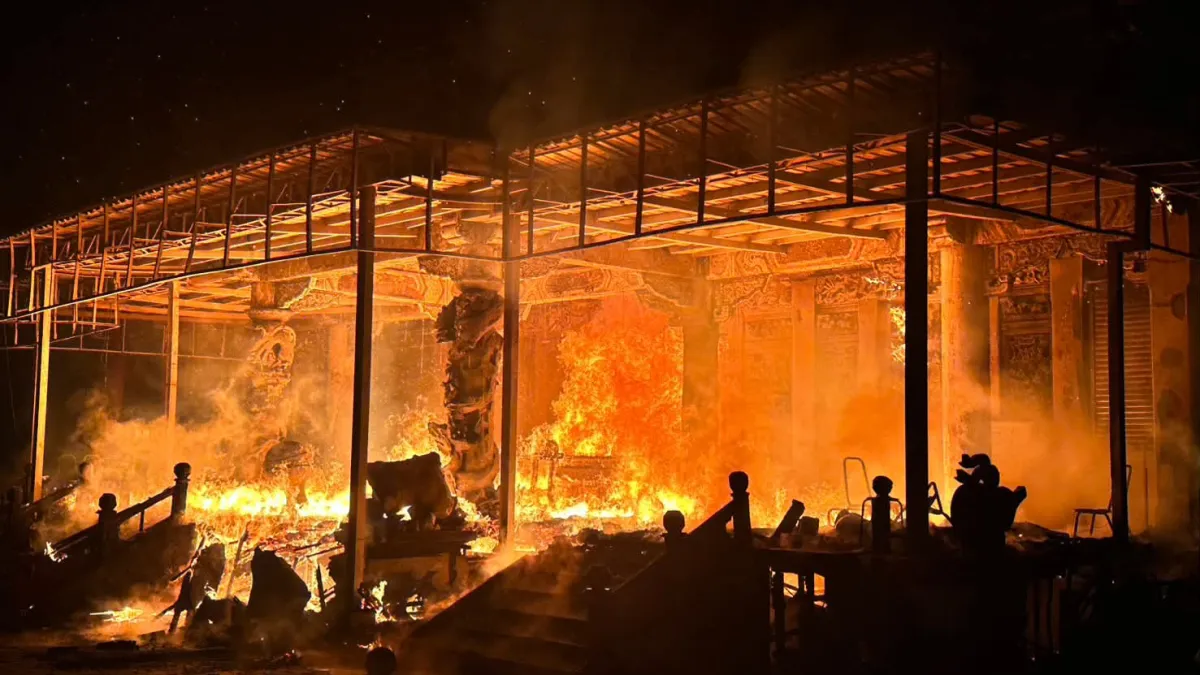 Flames tear through Lingxiao Hall's interior on the night of August 24, exposing the hall's timber roof structure and engulfing its carved dragon pillar. (Threads/@bahu_.bbbbb)